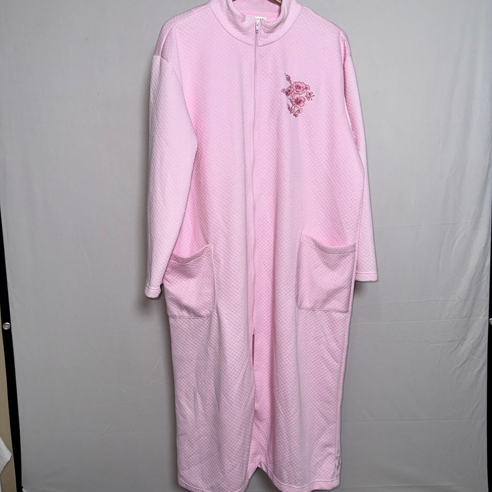 Of the Moment Pink Quilted Zip Front Robe Floral Embroidery Mock 1X Plus Lounger